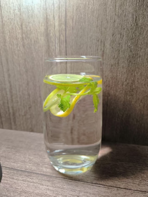 鲜榨柠檬水